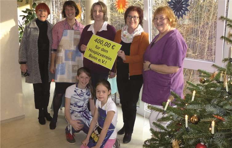 Der Erlös aus dem „Knühles“-Verkauf sowie der Inhalt des Sparschweins geht - wie bereits im letzten Jahr (siehe Foto) - wieder als Spende an das Hospiz im Waldkrankenhaus Bad Godesberg. privat