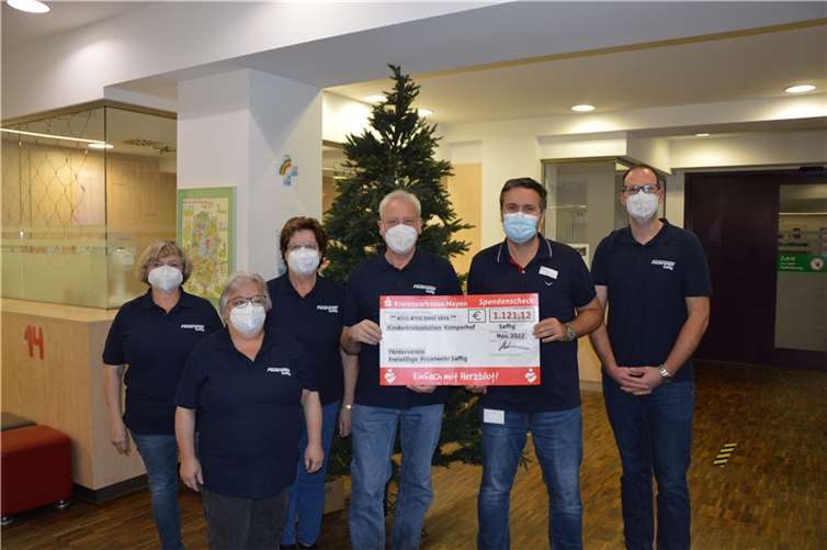 Der Erlös aus dem Verkauf am Blaulichttag wurde nun als Spende an die Kinderkrebsklinik am Kemperhof übergeben. Foto: privat