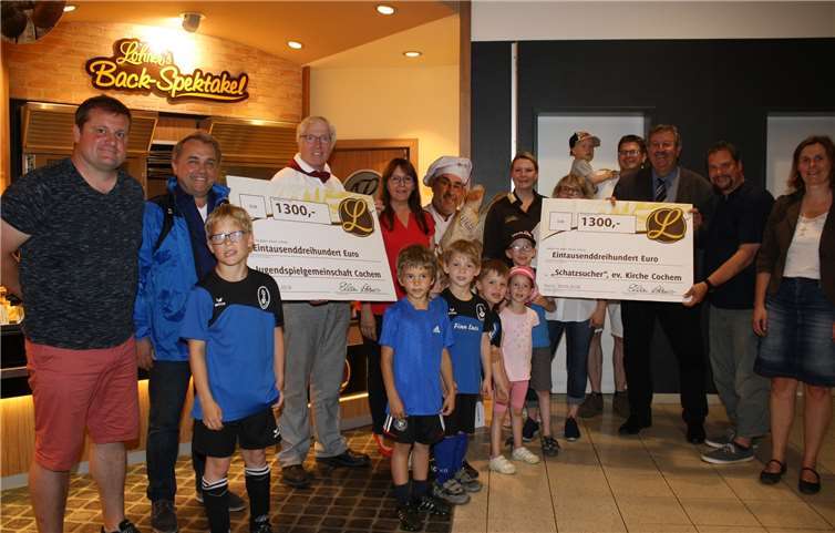 Der Erlös aus dem Verkauf des Lohner - Erdbeerkuchens beim Kinderfest in Cochem kam den Vereinen zugute.TE