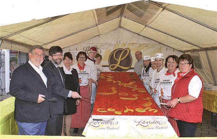 Der Erlös aus dem Verkauf des riesigen Erdbeerkuchens von Familie Lohner kommt auch in diesem Jahr wieder dem Nachwuchs zugute.TE