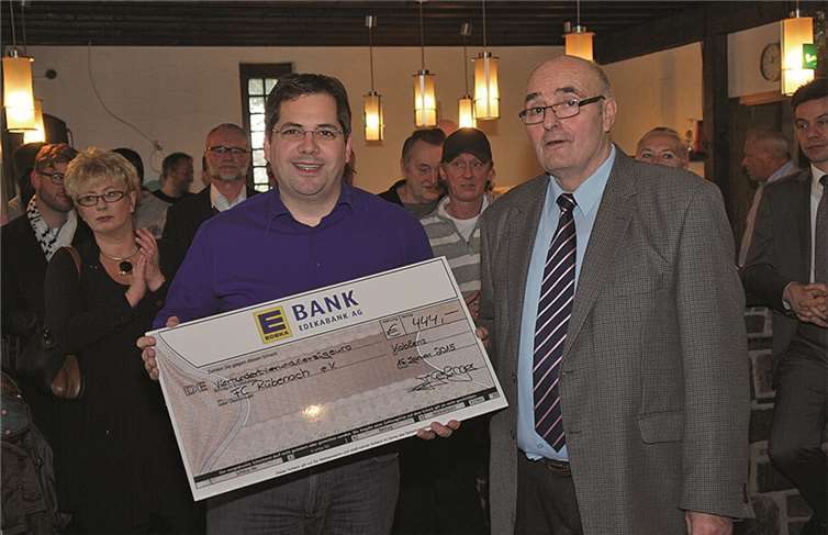 Der Erlös aus der Glücksbringer-Aktion des Marktes EDEKA Goerzen wurde übergeben.