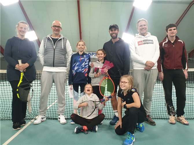 Der Erlös der Veranstaltung geht komplett an den SV Altenahr Tennis zum Wiederaufbau der zerstörten Tennisanlage und zur Förderung der Jugendarbeit.Foto: Markus Bleffert