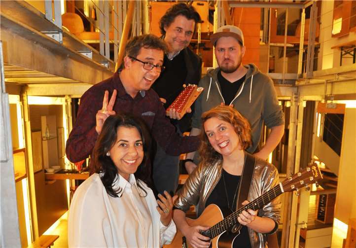 Der Erlös des Abends ging zur Hälfte an die Aktion „Bücherüberraschung“ von Rheinbach liest e.V. und zur anderen Hälfte an den von einem Brand betroffenen Waldkindergarten.privat