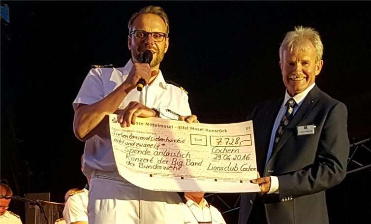 Der Erlös des Benefizkonzertes in Höhe von 7728 Euro kommt zu 100 Prozent der Flüchtlingshilfe zugute.