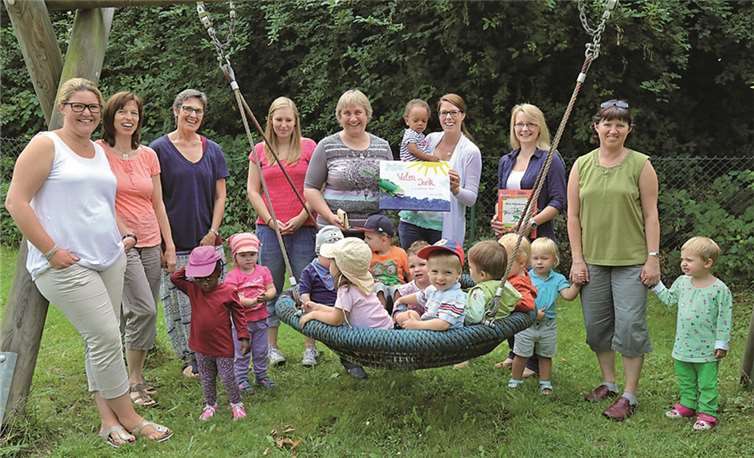 Der Erlös des Bücherflohmarkts in Höhe von 410 Euro wurde an die KiTa übergeben. privat