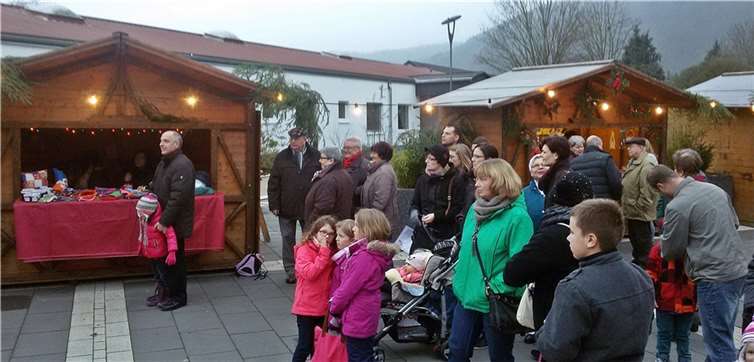 Der Erlös des Fachbacher Adventsmarktes kommt wieder Kindergarten und Grundschule zugute. Archiv/Willi Willig