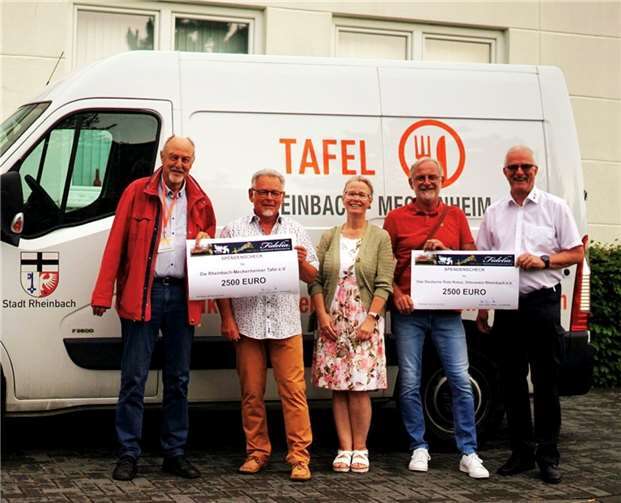 Der Erlös des Konzertes wird an die Tafel Rheinbach-Meckenheim und das Deutsche Rote Kreuz Rheinbach gehen: v .l. Dr. Uwe Petersen, Tafel Rheinbach-Meckenheim, Jürgen Röber, Sylvia Gabsch, Alfred Lerch Musikfreunde Fidelia Wormersdorf, Andreas Mai, Ortsverein Rheinbach DRK.  Foto: privat