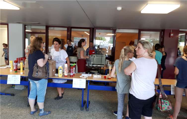 Der Erlös des Pommes- und Würstchenstandes wurde an den Turnverein Sinzig gespendet. privat