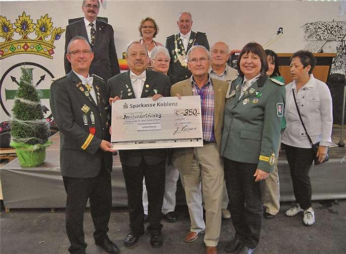 Der Erlös des Sozialadlers in Höhe von 350 Euro wurde dem Förderverein St. Josef Vallendar übergeben.