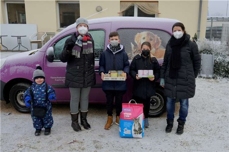 Der Erlös des Spendenlaufes wurde jetzt an das Tierheim übergeben.Foto: privat