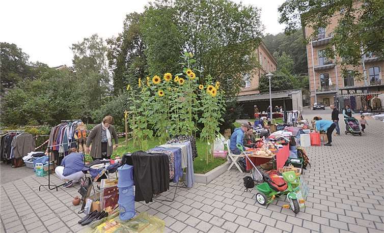 Der Erlös des sozialen Flohmarkts auf dem Kapuzinerplatz kommt der Grundschule Ehrenbreitstein (rechts im Hintergrund) zugute. privat