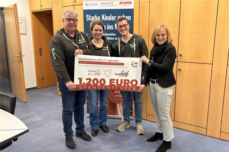 Der Erlös kommt der Initiative Kinderglück der Lotto-Stiftung zu Gute - dazu wurde nun der Scheck in Höhe von 1.200 Euro an Claudia Hammer übergeben.
