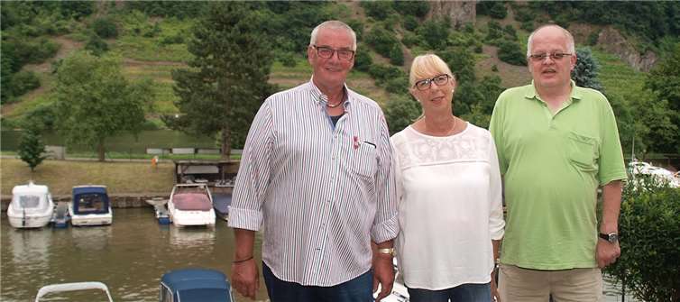 Der Erlös von 2.400 Euro aus dem Hafenfest gab ihnen recht, dass alle Anstrengungen sich gelohnt hatten - darüber freuten sich Friedhelm Rörig (v.l.), Monika Rörig und Ideengeber Norbert Ramm.US