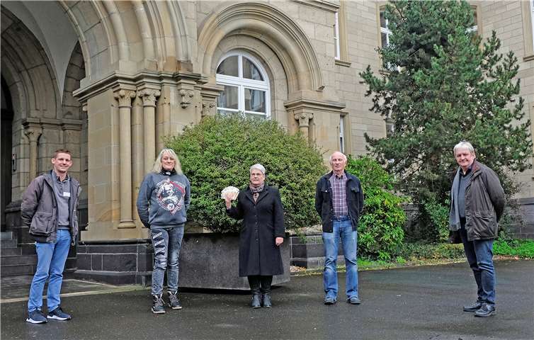 Der Erlös von 600 Euro aus der Adventskalender-Aktion im „König in der City“ wurden den Laienhelfern gespendet (v. l.): Michael Steil (Hygienefachkraft RMF Andernach), Susanne Berger (Wirtin „König in der City“), Klaudia Bade (Vorsitzende des Vereins Freunde und Helfer psychisch Kranker), Rainer Görisch (Wirt „König in der City“) und Karlheinz Saage (Direktor Bereich Fördern | Wohnen | Pflegen – Gemeindepsychiatrie der RMF Andernach).Foto: Wolfgang Pape
