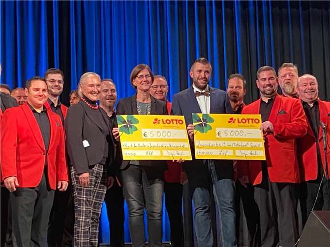 Der Erlös von je 5000 Euro für die Kinderklinik Kemperhof in Koblenz und für die Jugendarbeit im Motorbootsportverein kann sich sehen lassen. Quelle: Racingteam Moselstern