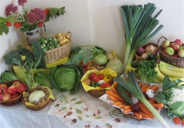 Der Erntedank-Tisch war großzügig bestückt.