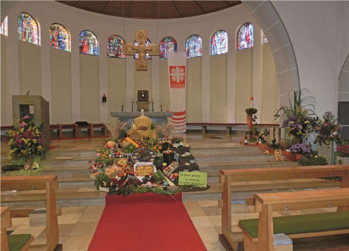 Der Erntedankaltar in der kath. Kirche St. Clemens Dierdorf. privat
