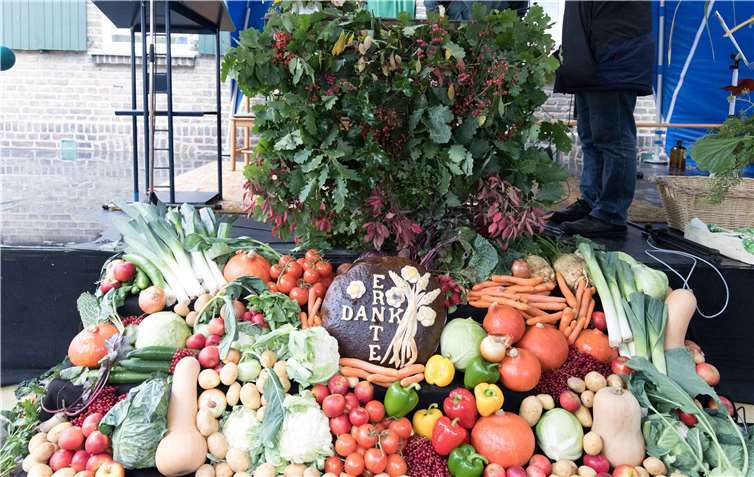 Der Erntedankaltar war reich bestückt.
