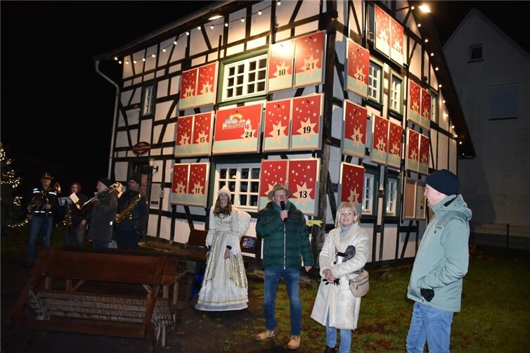 Der Eröffnungsrundgang endetete am Adventskalenderhaus.