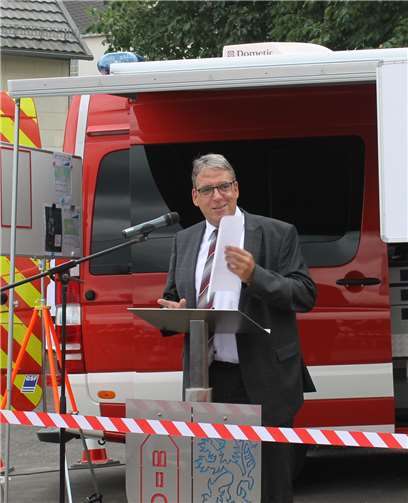 Der Erste Beigeordnete Andree Stein begrüßt die Gäste vor dem Feuerwehrhaus in Heiligenroth.