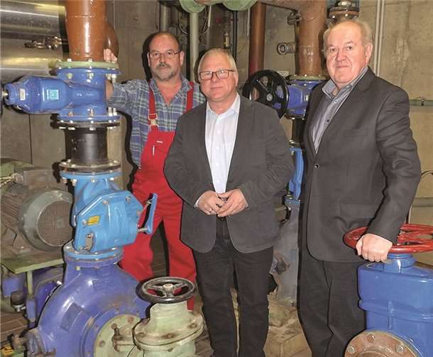 Der Erste Beigeordnete Bernhard Wiemer, Klaus Kux (Werkleiter der Stadtwerke Bendorf) und Abwassermeister Wolfgang Nett (von rechts) sind bestrebt, die Energiekosten gering zu halten.privat