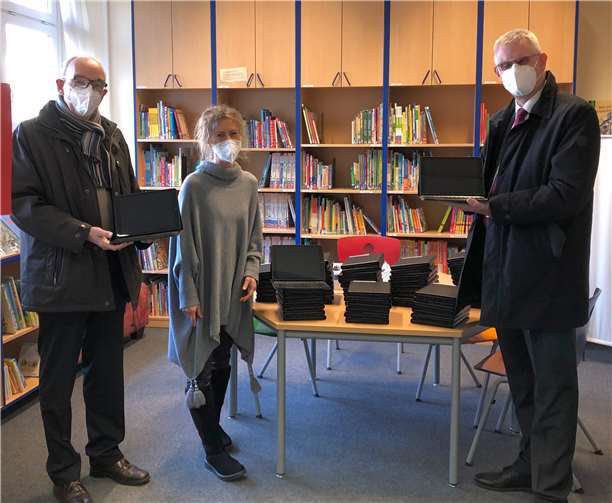 Der Erste Beigeordnete Dr. Raffael Knauber, Ariane Beulmann, stellvertretende Konrektorin der GGS Sürster Weg und Bürgermeister Ludger Banken freuen sich über die Ausstattung mit mobilen Endgeräten. Foto: Stadt Rheinbach