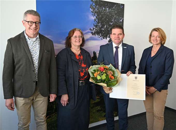 Der Erste Beigeordnete Hans Dieter Wirtz, Stadtkämmerin Pia-Maria Gietz (von links) und die neue Technische Beigeordnete Bianca Lorenz (rechts) gratulieren Bürgermeister Holger Jung (3.v.l.) zum 25-jährigen Dienstjubiläum. Foto: Stadt Meckenheim
