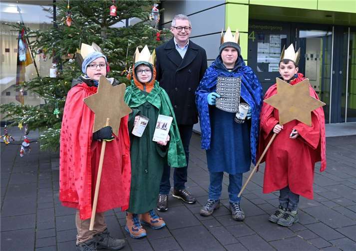 Der Erste Beigeordnete Hans Dieter Wirtz empfängt die Sternsinger am Rathaus. Foto: Stadt Meckenheim
