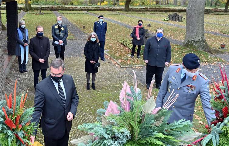 Der Erste Beigeordnete Horst Gies (vorne links), MdL, in Vertretung für Landrat Dr. Jürgen Pföhler gedenkt mit Vertretern von Kommunen, Bundeswehr, Kirchen und Sozialverbänden der Opfer von Krieg und Gewalt. Foto: Hans-Jürgen Vollrath