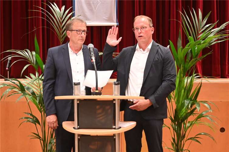 Der Erste Beigeordnete Joachim Plitzko (links) führt den alten und neuen Bürgermeister Jörg Lempertz ins Amt ein. Fotos: SK