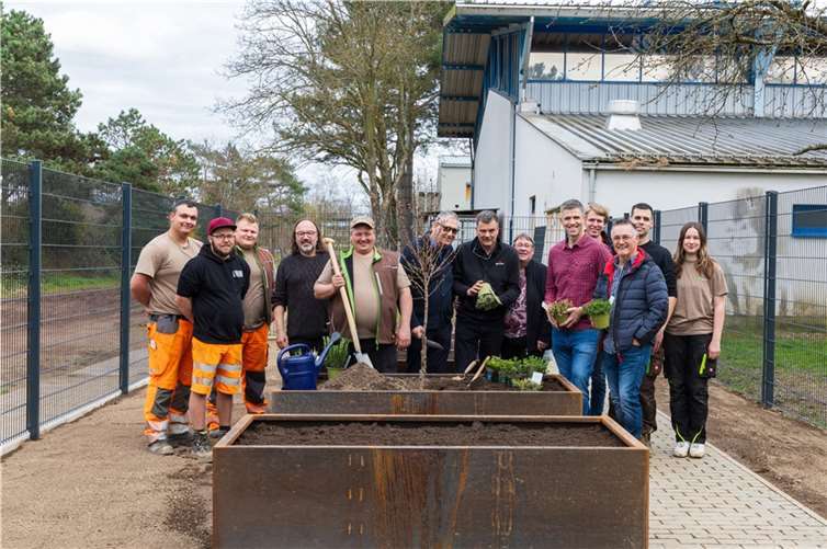 Flut: Helfer aus Südbaden richten Schulgarten wieder her Der Erste Beigeordnete Peter Diewald (Bildmitte) bedankte sich bei der Helferinitiative für ihren tatkräftigen Einsatz. Foto: Stadtverwaltung/Lukas Holling