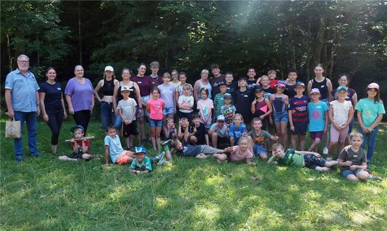 Der Erste Beigeordnete Peter Schneider (links) stattete der Ferienbetreuung im Brexbachtal einen Besuch ab. In der sechsten Ferienwoche waren 35 Kinder vor Ort, die von einem engagierten Betreuungsteam unterstützt wurden. Foto: Stadt Bendorf