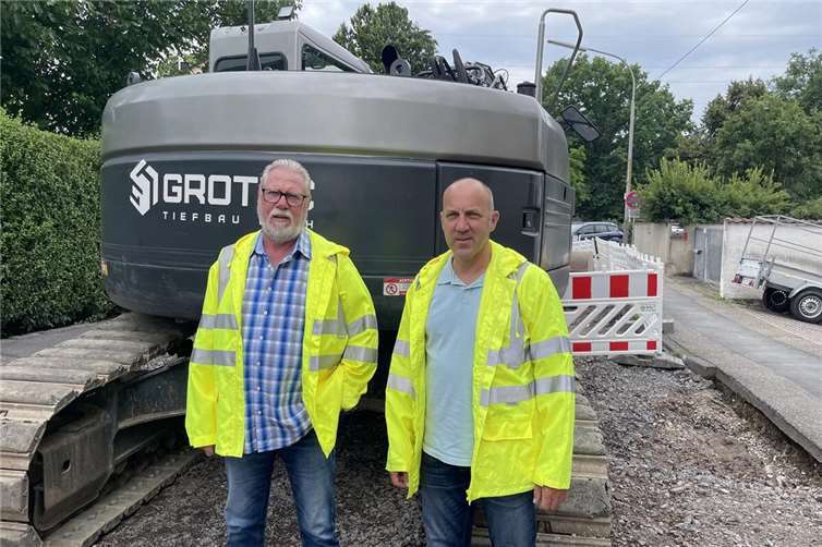 Der Erste Beigeordnete Peter Schneider (links) und der technische Leiter Dirk Schade machten sich ein Bild von dem Fortschritt der Baumaßnahme.  Foto: Stadt Bendorf