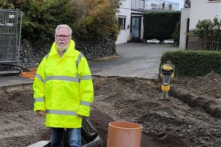 Der Erste Beigeordnete Peter Schneider machte sich ein Bild von den Arbeiten.