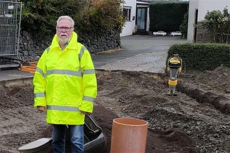 Der Erste Beigeordnete Peter Schneider machte sich ein Bild von den Arbeiten.