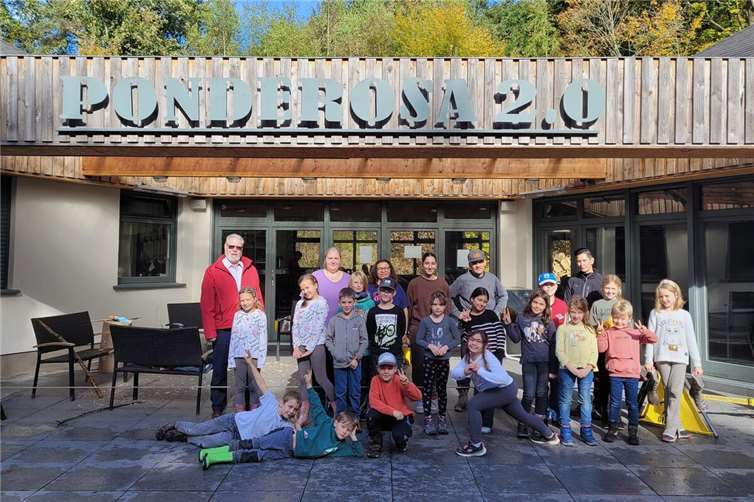 Der Erste Beigeordnete Peter Schneider schaute bei der Herbstferienbetreuung in Stromberg vorbei. Fotos: Stadt Bendorf