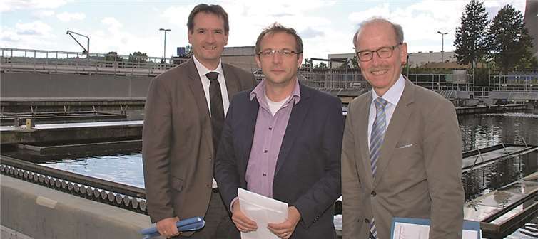 Der Erste Beigeordnete Thomas Przybylla (v.l.), Werkleiter Markus Roth und Bürgermeister Hollmann zeigten sich mit dem Bauverlauf sehr zufrieden.  US