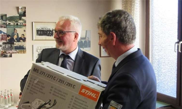 Der Erste Beigeordnete der Stadt Bad Neuenahr-Ahrweiler, Detlev Koch (links), überreichte eine neue Motorsäge an Löschgruppenführer Willi Lindner als Ersatz für das gestohlene Gerät.