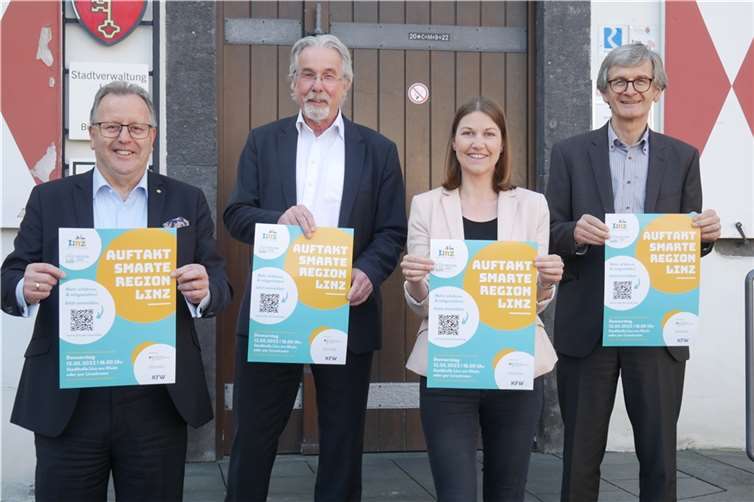 Der Erste Beigeordnete der Stadt Helmut Muthers, Stadtbürgermeister Dr. Hans Georg Faust, Citymanagerin Karin Wessel und Verbandsbürgermeister Hans-Günter Fischer (von links) laden zur Auftaktveranstaltung „Smarte Region Linz“ am 12. Mai ein.  Foto: CD