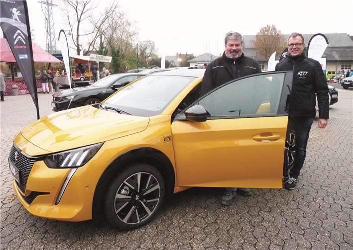Der Erste Beigeordnete der Stadt Mendig, Achim Grün (li.), hatte offensichtlich Gefallen an dem neuen Peugeot 208.