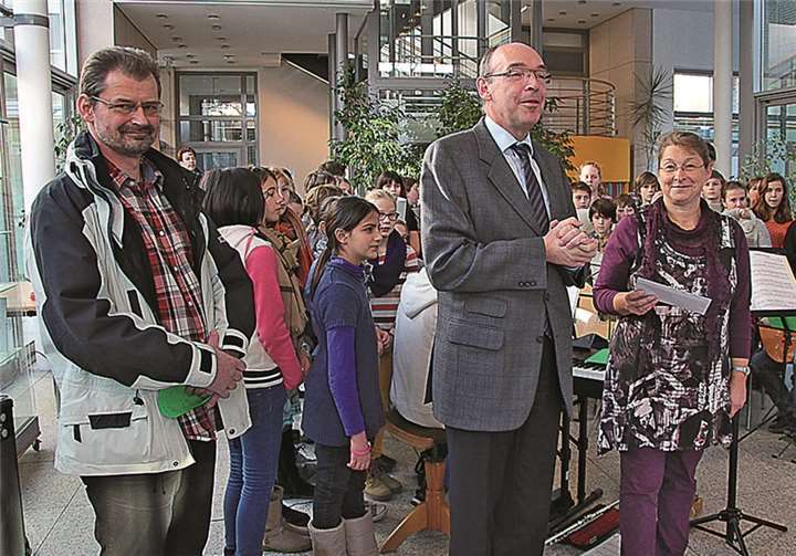 Der Erste Beigeordnete der Stadt Rheinbach, Dr. Raffael Knauber, hieß die Besucher und Gäste zum traditionellen Weihnachtsmusizieren willkommen (v.li.): Helmut Radlanski, 2. Konrektor der Tomburg Realschule, Dr. Raffael Knauber und Musiklehrerin Ulrike Kessel.