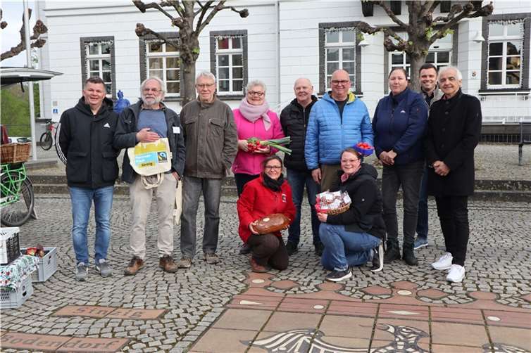 Neustart des Sinziger Wochenmarktes Der Erste Beigeordnete der Stadt Sinzig, Hans-Werner Adams (r.) begrüßte gemeinsam mit Sinzigs Wirtschaftsförderer Oliver Göbel (l.) und Sinzigs Büroleiter Christian Weidenbach (2.v.r.) die alten und neuen Marktteilnehmer*innen des Sinziger Wochenmarktes vor dem Rathaus. Foto: Stadtverwaltung Sinzig