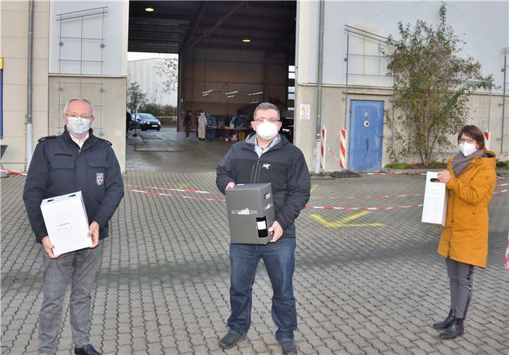Der Erste Beigeordnete der Verbandsgemeinde Asbach, Markus Harf (Mitte), überreichte stellvertretend an Landrat Achim Hallerbach und die Leiterin des Neuwieder Gesundheitsamtes, Dr. Corinna Trapp, einen Weihnachtsgruß der Verbandsgemeinde Asbach eines heimischen Winzers.