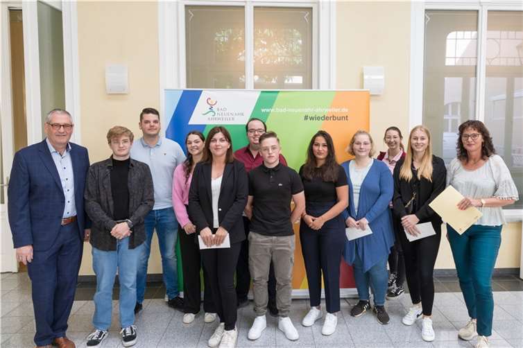 Der Erste Beigeordnete und Ausbildungsleiterin Ulrike Fischer wünschten den neuen Mitarbeiterinnen und Mitarbeitern viel Erfolg bei ihren künftigen Tätigkeiten.  Foto: Stadtverwaltung / Holling