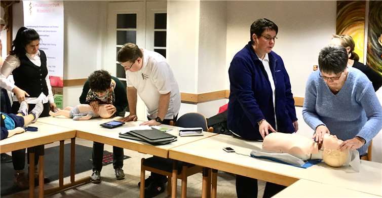 Der Erste-Hilfe-Kurs gehört mittlerweile zu einer stark nachgefragten Veranstaltungsreihe. Foto: Caritas