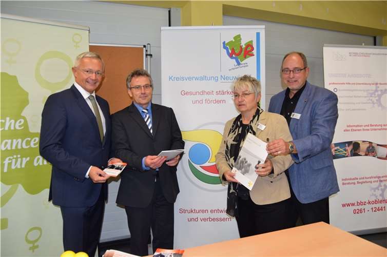Der Erste Kreisbeigeordnete Achim Hallerbach, Referent Dr. Bernd Schneider sowie Gleichstellungsbeauftragte Doris Eyl-Müller und Psychiatriekoordinator Dr. Ulrich Kettler. privat