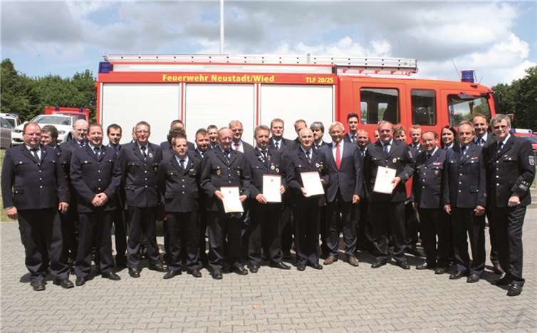 Der Erste Kreisbeigeordnete Achim Hallerbach übergab die Auszeichnungen gemeinsam mit Kreisfeuerwehrinspekteur Werner Böcking.  Privat