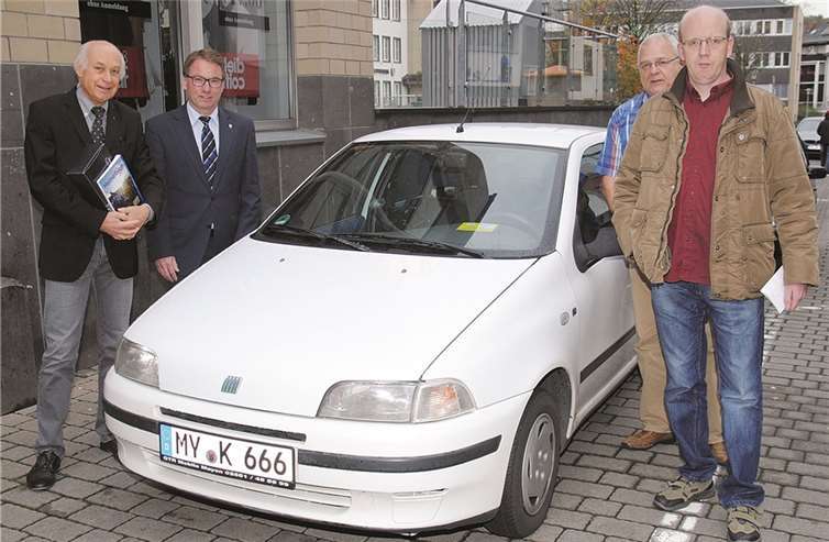 Der Erste Kreisbeigeordnete Bernard Mauel und Oberbürgermeister Wolfgang Treis gratulierten im Beisein von Bereichsleiter Jürgen Caspary dem 7.500sten MY-Fahrer Franz Kaes (v.l.n.r.). Jasmin Franz