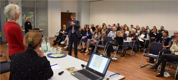 Der Erste Kreisbeigeordnete Burkard Nauroth begrüßte rund 100 Teilnehmer zum Fachtag „Gewalt in engen sozialen Beziehungen im Kontext Migration“. 