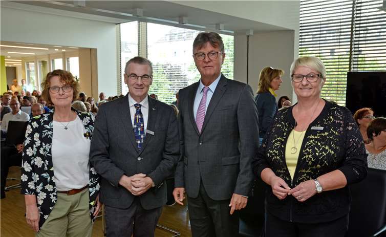 Der Erste Kreisbeigeordnete Burkhard Nauroth (2.v.r.), Büroleiterin Petra Kretzschmann (rechts) und die Personalratsvorsitzende Heike Breitbach (links) begrüßten Landrat Dr. Alexander Saftig zurück in der Kreisverwaltung. Foto: Kreisverwaltung Mayen-Koblenz